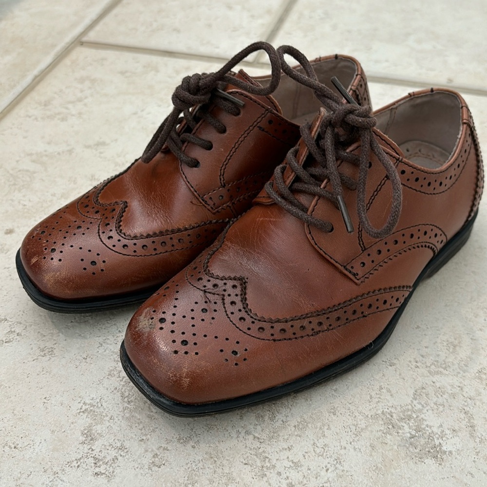 Excellent dress up Boys’ Wing tips - size 12